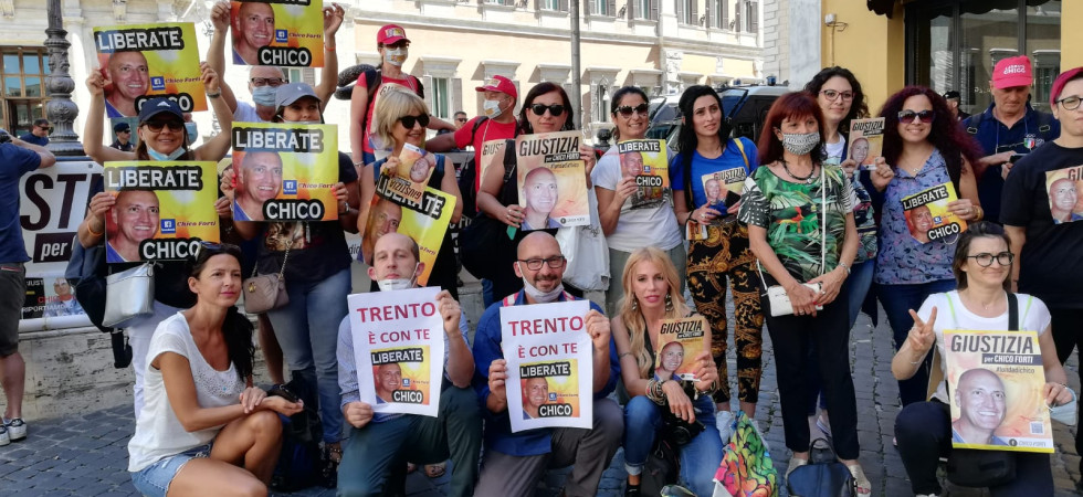 “L’Onda di Chico” arriva in Piazza Montecitorio: al sit-in accorrono da tutta Italia